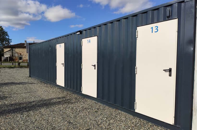 Container transformé avec des portes pour du Self-Stockage
