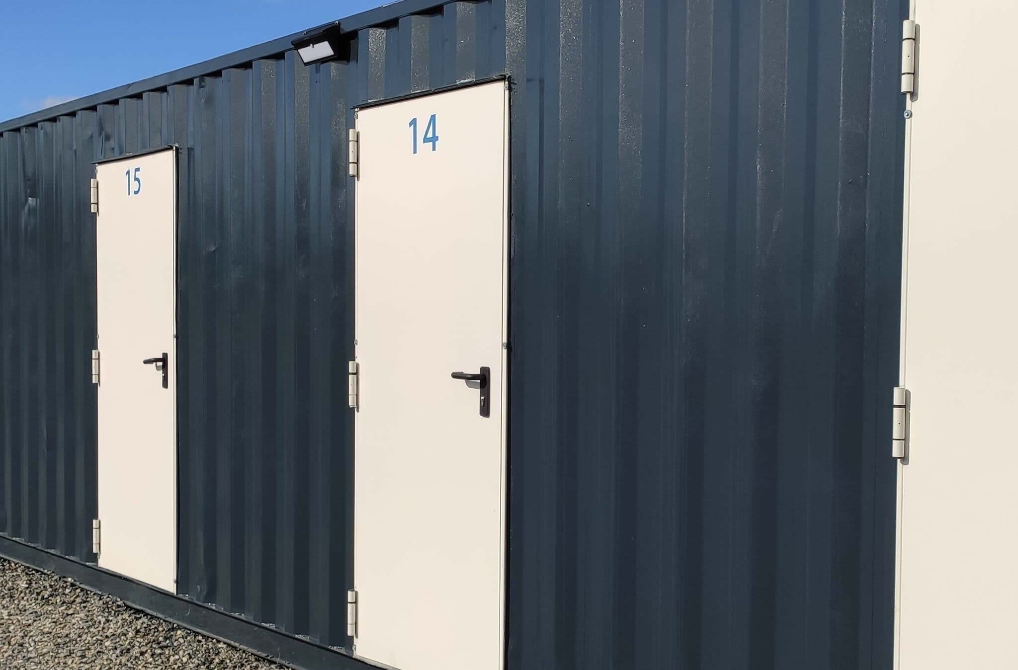 Container transformé avec des portes pour du Self-Stockage